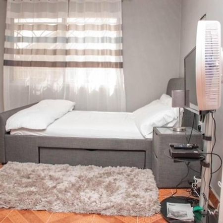 Fully Aircondition 3Bed Villa- A C- Wifi- Hotwater Freetown Kültér fotó