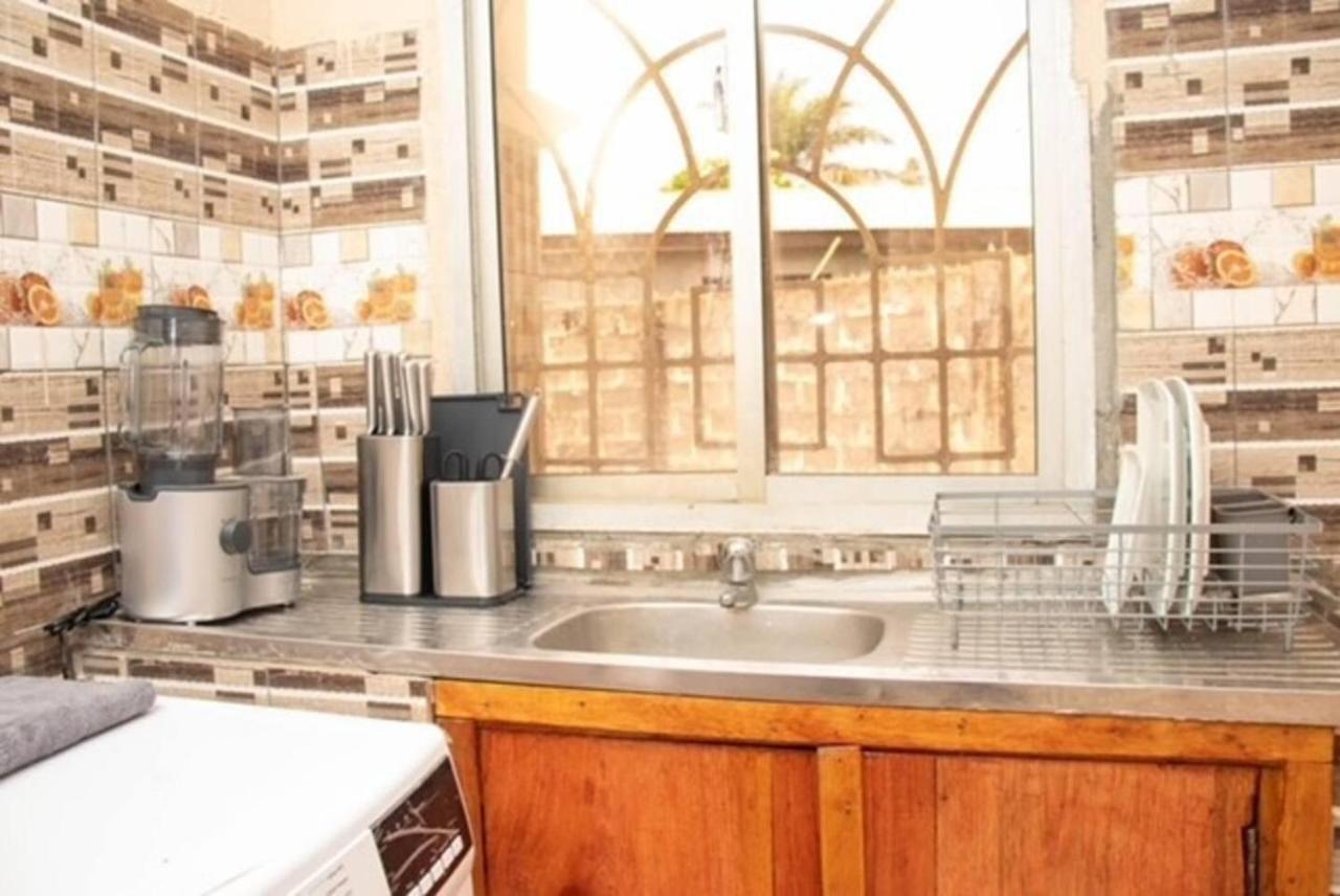 Fully Aircondition 3Bed Villa- A C- Wifi- Hotwater Freetown Kültér fotó