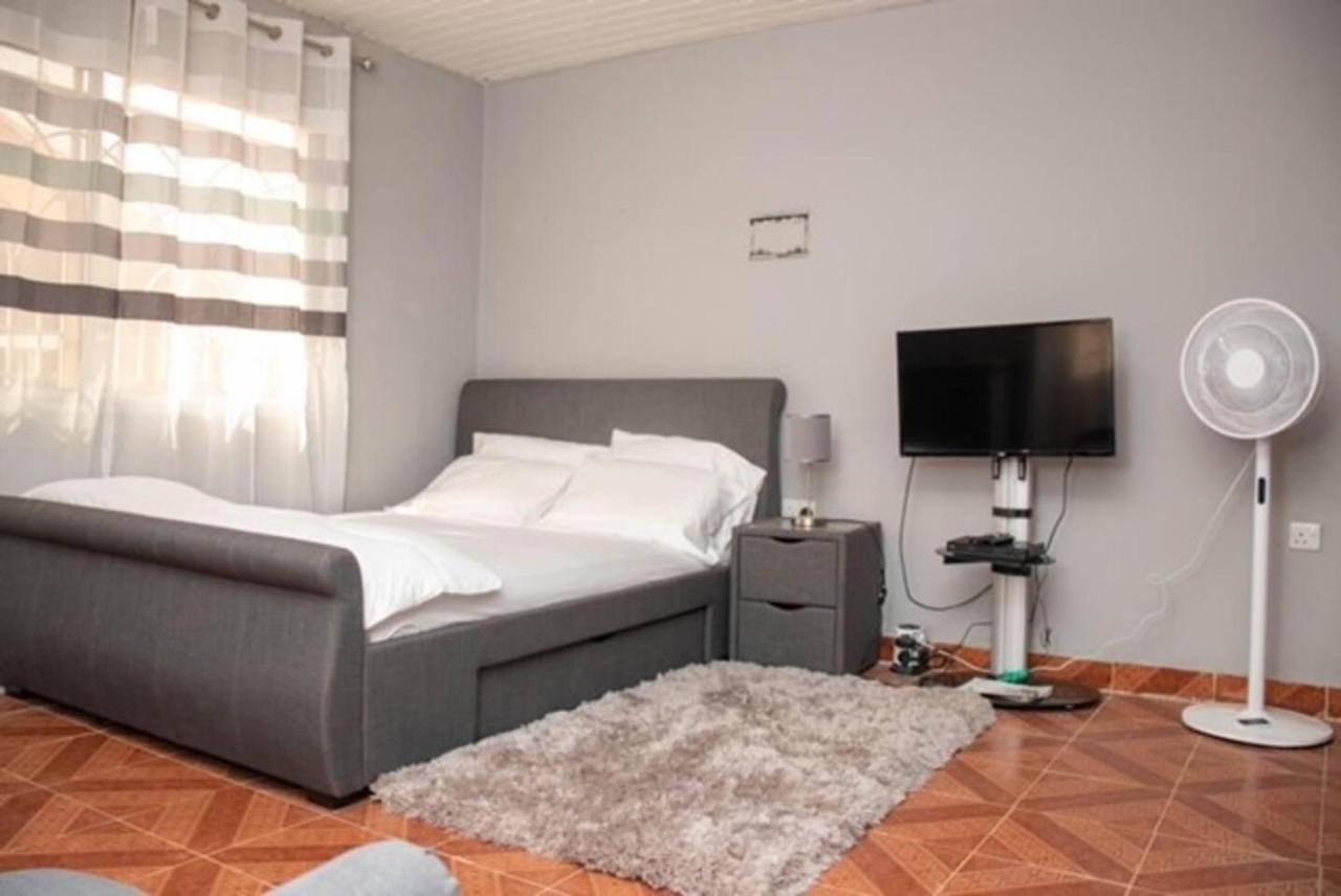 Fully Aircondition 3Bed Villa- A C- Wifi- Hotwater Freetown Kültér fotó