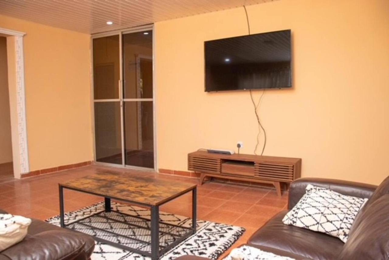 Fully Aircondition 3Bed Villa- A C- Wifi- Hotwater Freetown Kültér fotó
