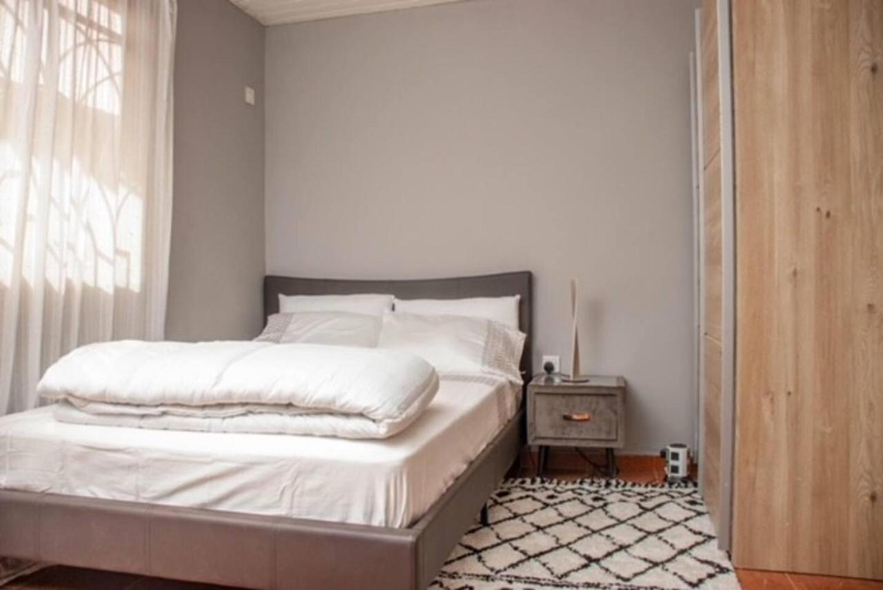 Fully Aircondition 3Bed Villa- A C- Wifi- Hotwater Freetown Kültér fotó