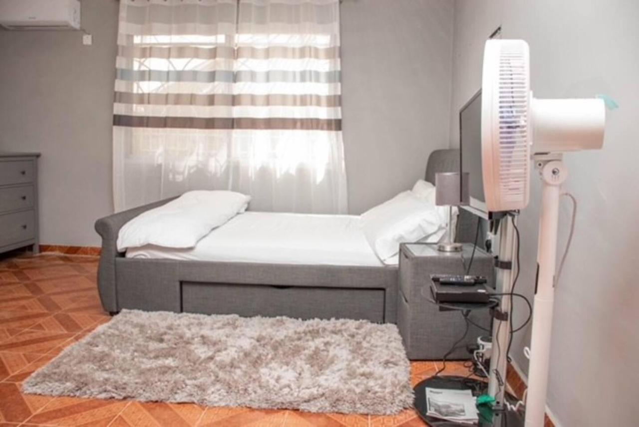 Fully Aircondition 3Bed Villa- A C- Wifi- Hotwater Freetown Kültér fotó