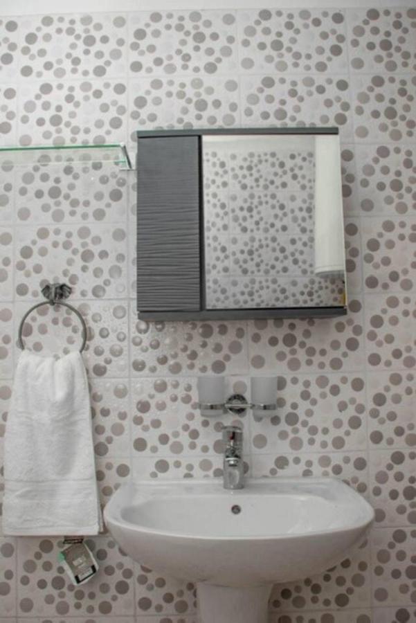 Fully Aircondition 3Bed Villa- A C- Wifi- Hotwater Freetown Kültér fotó