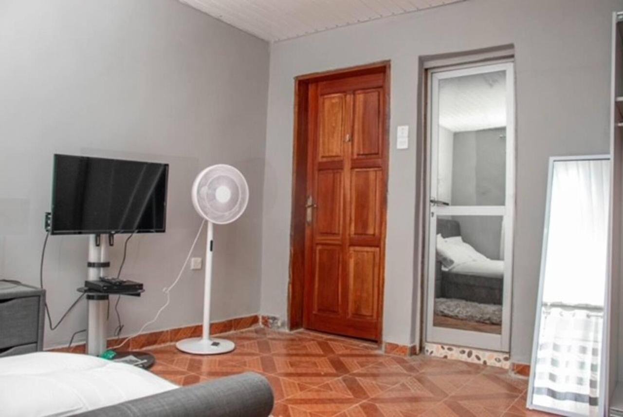 Fully Aircondition 3Bed Villa- A C- Wifi- Hotwater Freetown Kültér fotó
