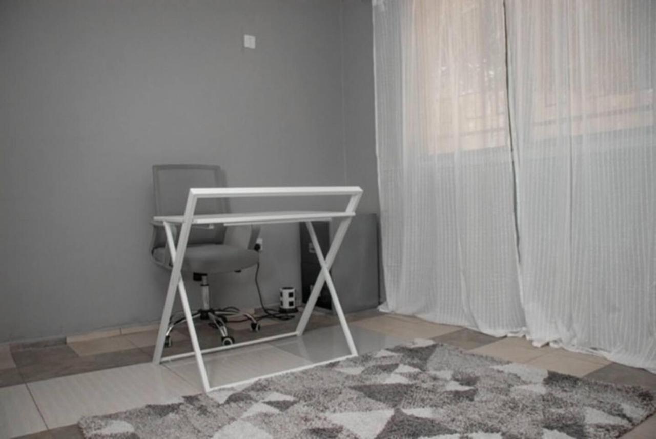 Fully Aircondition 3Bed Villa- A C- Wifi- Hotwater Freetown Kültér fotó