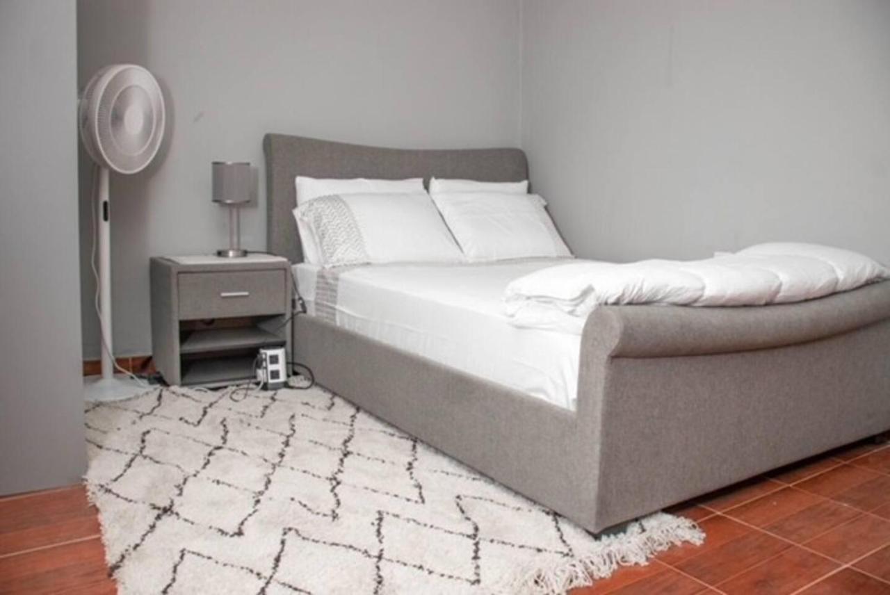 Fully Aircondition 3Bed Villa- A C- Wifi- Hotwater Freetown Kültér fotó