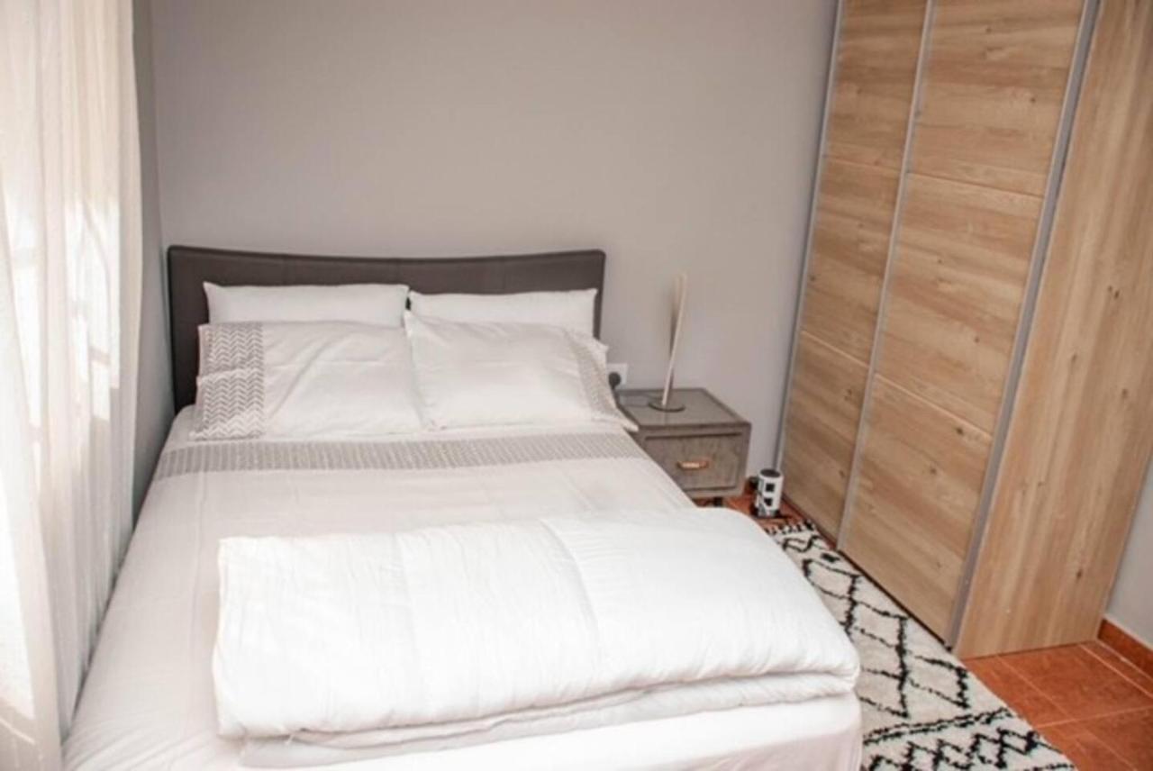 Fully Aircondition 3Bed Villa- A C- Wifi- Hotwater Freetown Kültér fotó