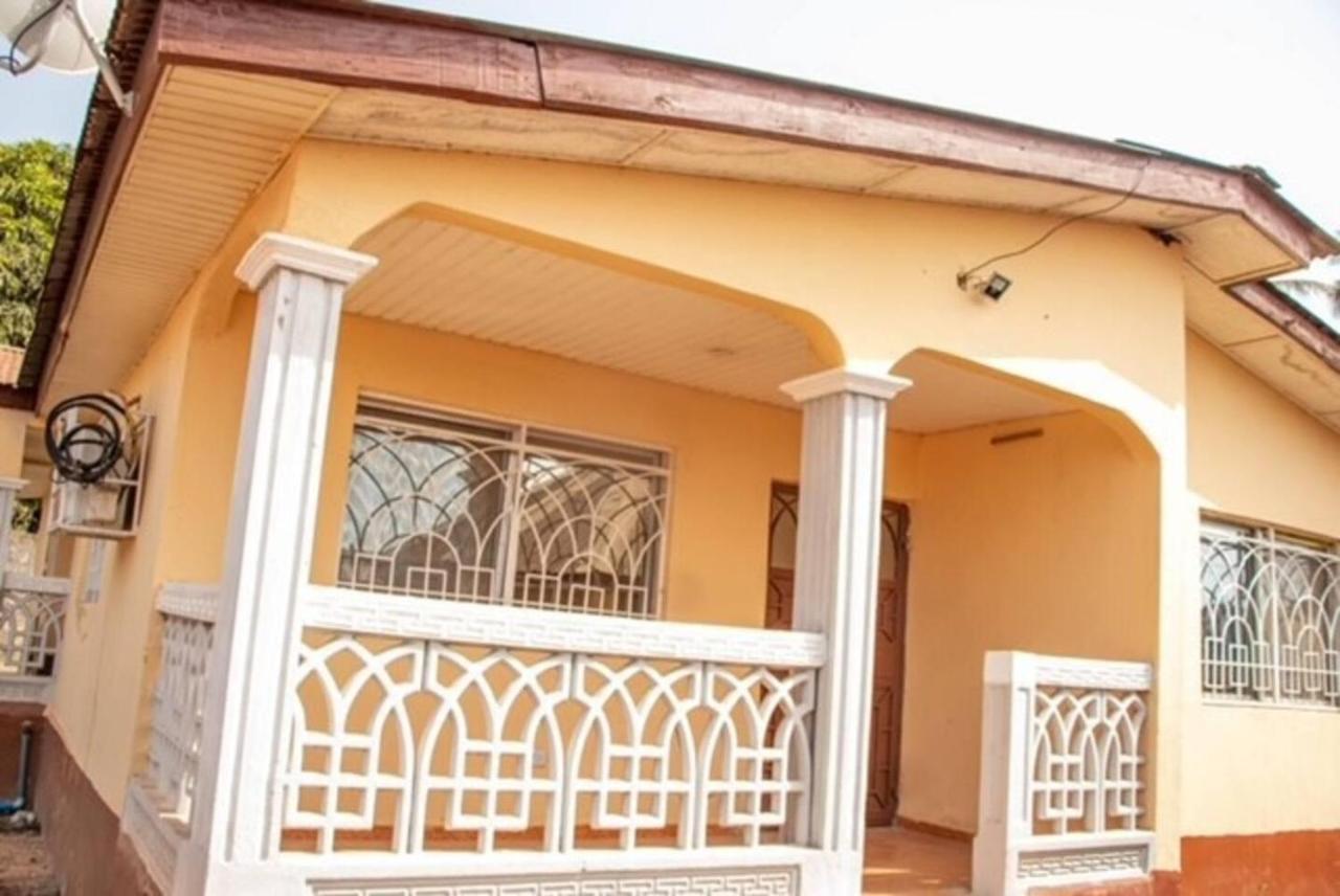 Fully Aircondition 3Bed Villa- A C- Wifi- Hotwater Freetown Kültér fotó