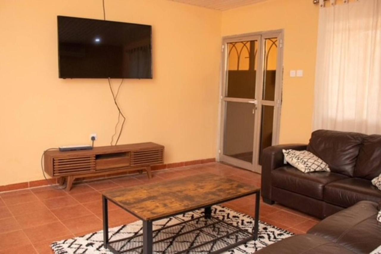 Fully Aircondition 3Bed Villa- A C- Wifi- Hotwater Freetown Kültér fotó