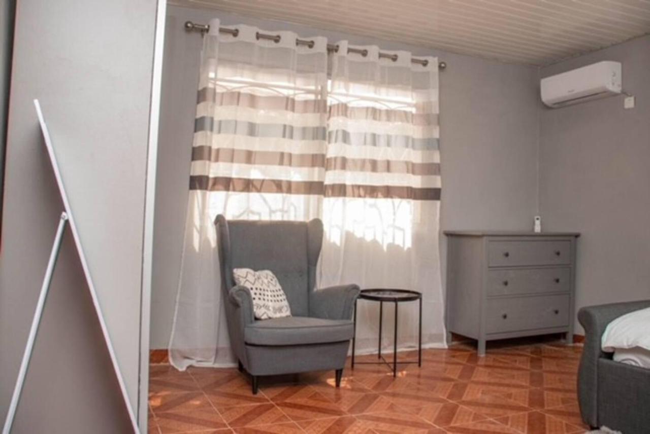 Fully Aircondition 3Bed Villa- A C- Wifi- Hotwater Freetown Kültér fotó