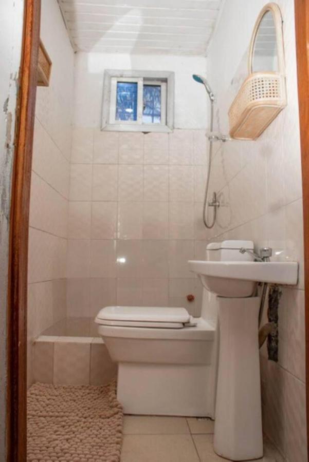 Fully Aircondition 3Bed Villa- A C- Wifi- Hotwater Freetown Kültér fotó