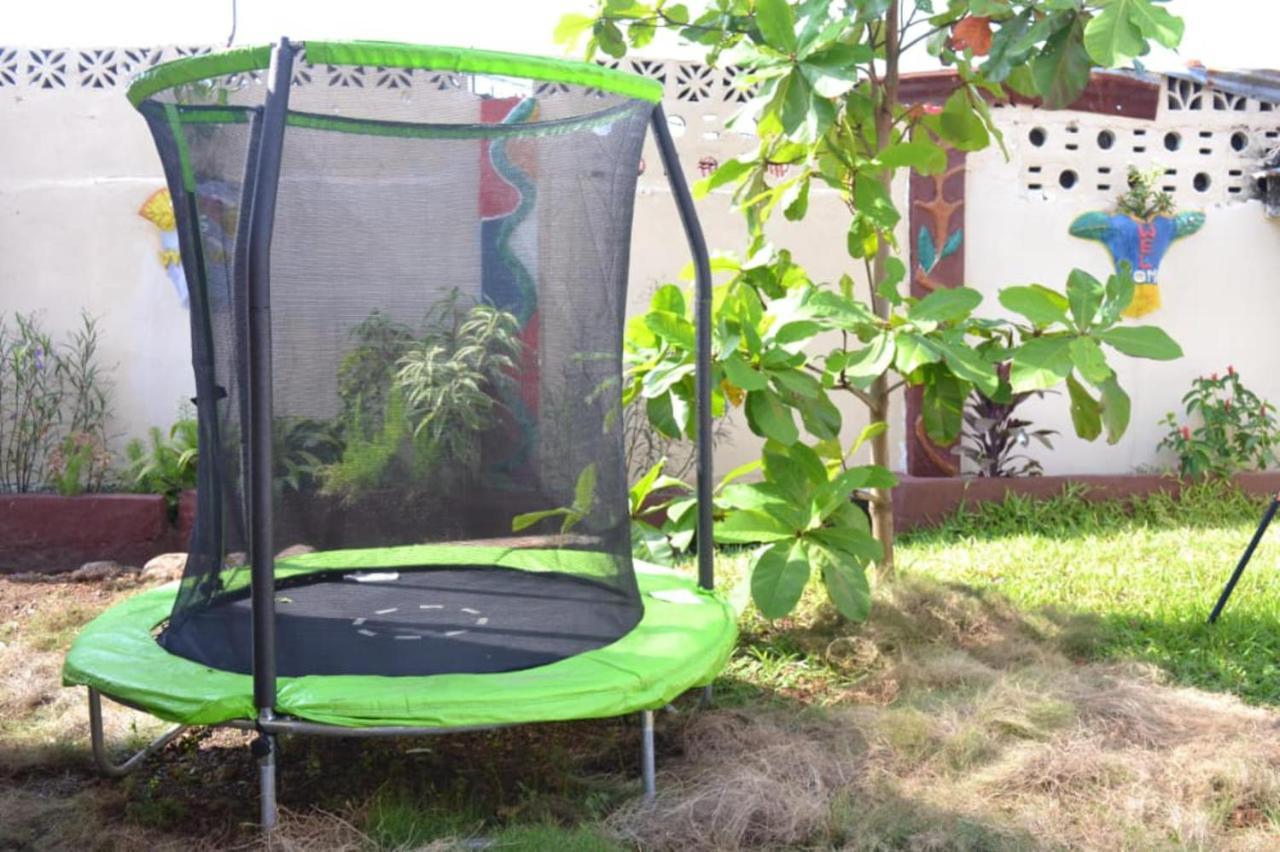 Fully Aircondition 3Bed Villa- A C- Wifi- Hotwater Freetown Kültér fotó