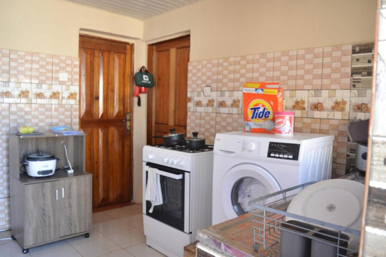Fully Aircondition 3Bed Villa- A C- Wifi- Hotwater Freetown Kültér fotó