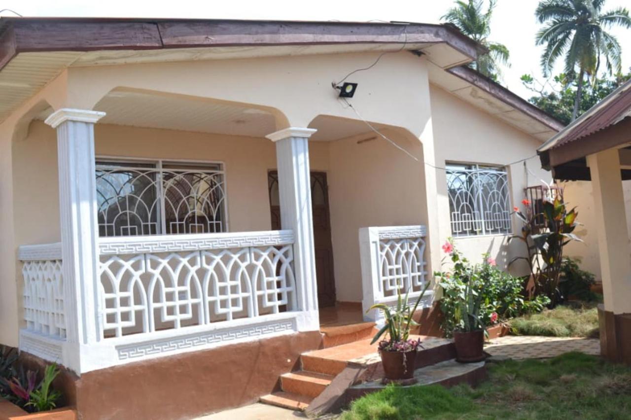 Fully Aircondition 3Bed Villa- A C- Wifi- Hotwater Freetown Kültér fotó