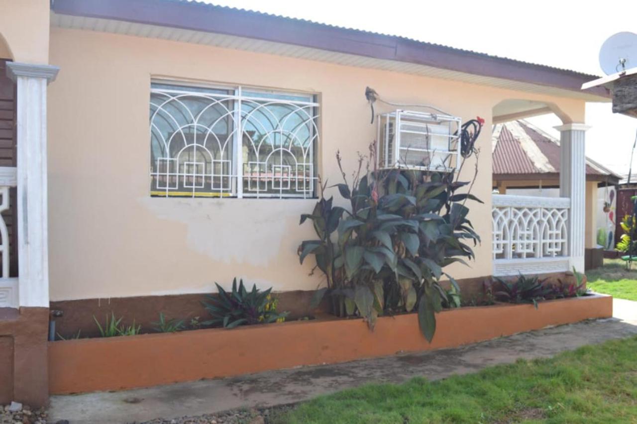Fully Aircondition 3Bed Villa- A C- Wifi- Hotwater Freetown Kültér fotó