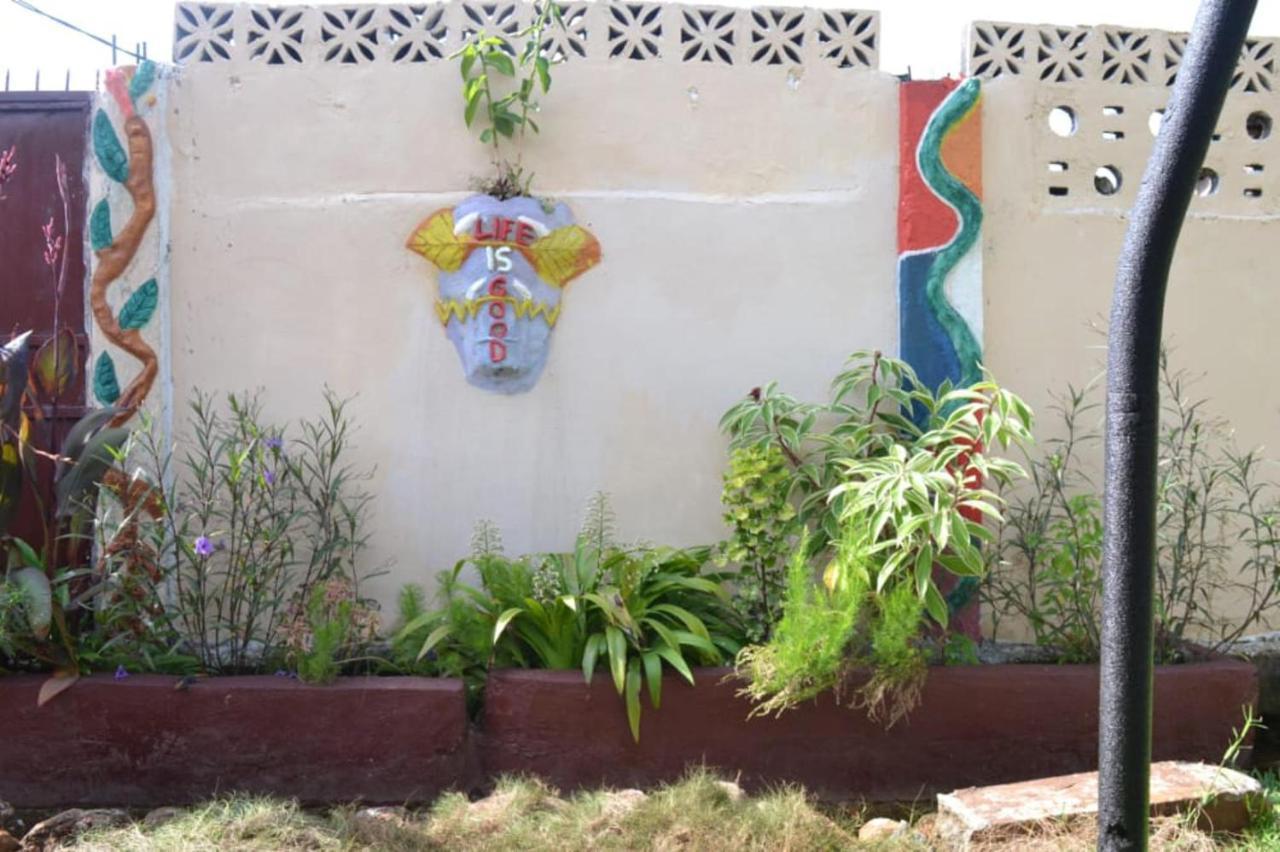Fully Aircondition 3Bed Villa- A C- Wifi- Hotwater Freetown Kültér fotó
