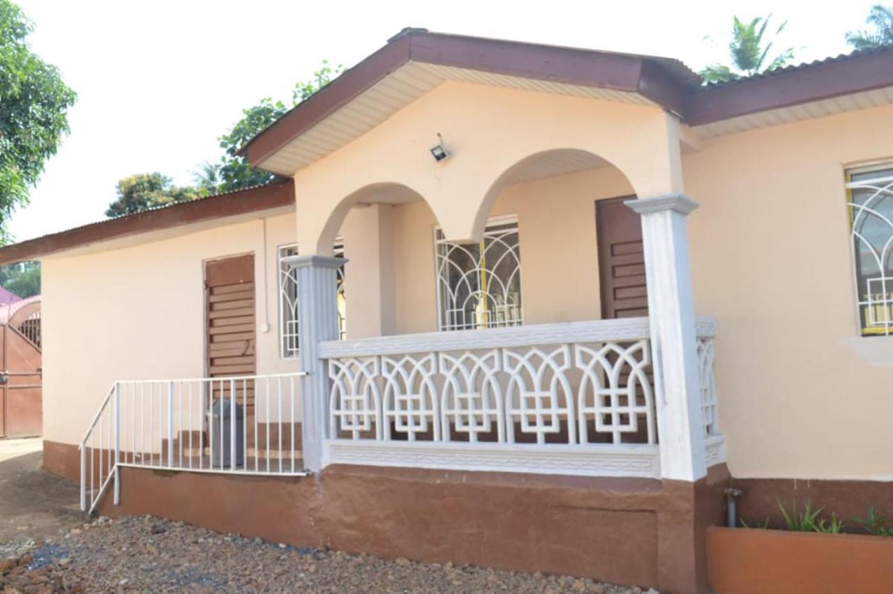 Fully Aircondition 3Bed Villa- A C- Wifi- Hotwater Freetown Kültér fotó
